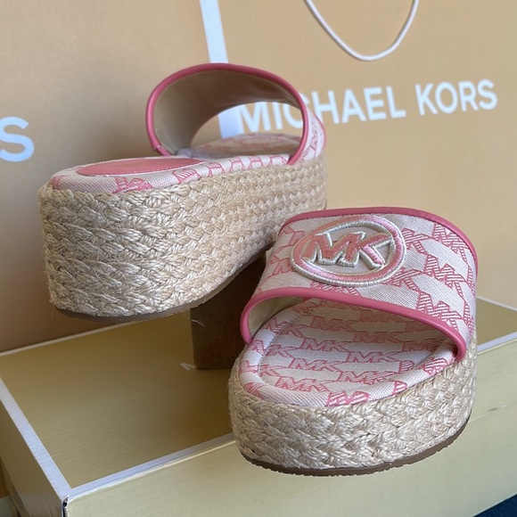 MICHAEL KORS SADLER WEDGE
MK OUTLINE JQD/EMB MK
TEA ROSE
49S3SDFA1Y
New - Picture 10 of 16